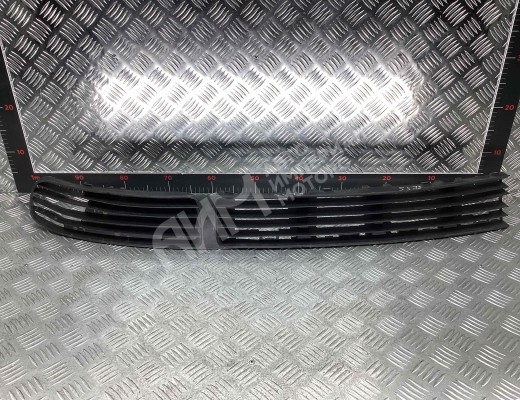 Заглушка (решетка) в бампер передний Volkswagen Passat B5 (3B) 1996-2000  Volkswagen Passat Passat B5 (3B) 1996-2000