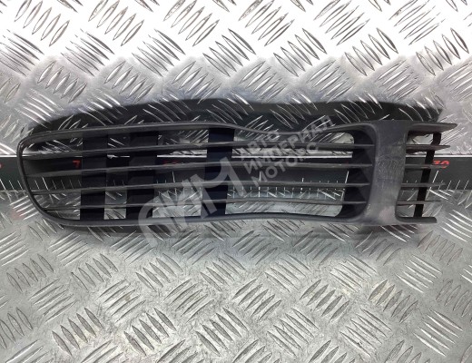 Заглушка (решетка) в бампер Volkswagen Passat B5 (3B) 1996-2000  Volkswagen Passat Passat B5 (3B) 1996-2000