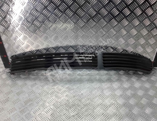 Заглушка (решетка) в бампер передний Volkswagen Passat B5 (3B) 1996-2000  Volkswagen Passat Passat B5 (3B) 1996-2000