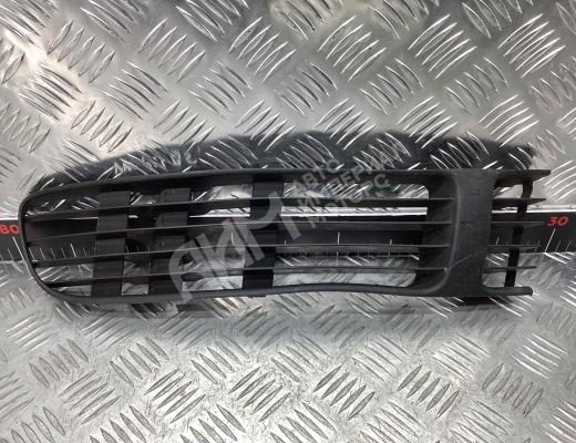 Заглушка (решетка) в бампер передний Volkswagen Passat B5 (3B) 1996-2000  Volkswagen Passat Passat B5 (3B) 1996-2000