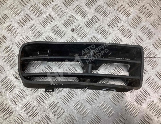 Заглушка (решетка) в бампер передний Volkswagen Golf IV (1J) 1997-2004  Volkswagen Golf Golf IV (1J) 1997-2004