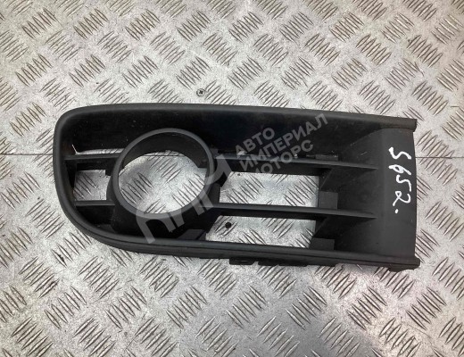 Заглушка (решетка) в бампер передний Volkswagen Polo IV (9N) 2001-2005  Volkswagen Polo Polo IV (9N) 2001-2005
