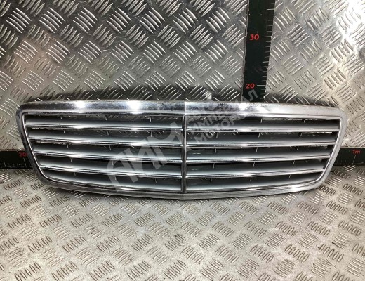Решетка радиатора Mercedes C (W203) 2000-2004  Mercedes C C (W203) 2000-2004