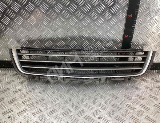 Заглушка (решетка) в бампер передний Opel Astra H 2007-2010 рестайлинг  Opel Astra Astra H 2007-2010 рестайлинг