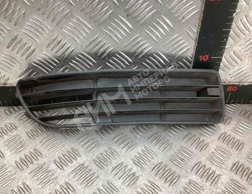 Заглушка (решетка) в бампер передний Audi A4 B5 (8D) 1994-1999  Audi A4 A4 B5 (8D) 1994-1999