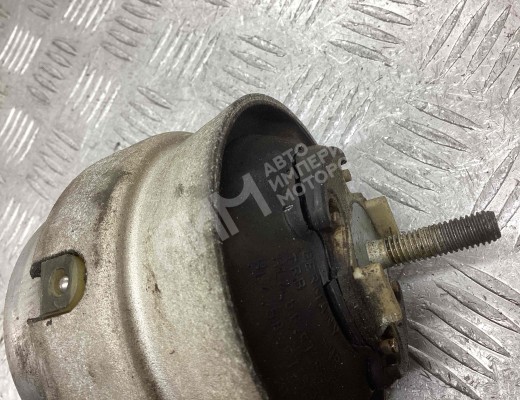 Подушка крепления двигателя Audi A4 B6 (8EC, 8E5) 2000-2004  Audi A4 A4 B6 (8EC, 8E5) 2000-2004