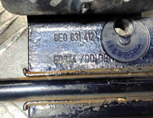 Петля двери передней правой Audi A4 B6 (8EC, 8E5) 2000-2004  Audi A4 A4 B6 (8EC, 8E5) 2000-2004