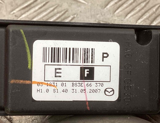 Кнопка стеклоподъемника переднего правого Mazda 3 I (BK) 2003-2009  Mazda 3 3 I (BK) 2003-2009