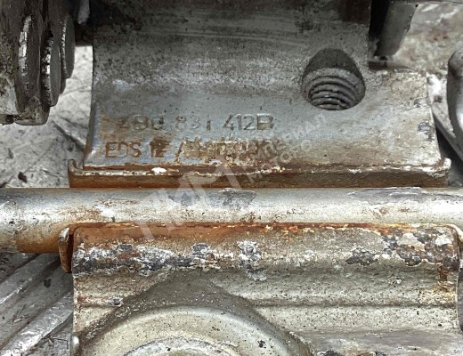 Петля двери передней правой Volkswagen Passat B5+ (3B) 2000-2005 рестайлинг  Volkswagen Passat Passat B5+ (3B) 2000-2005 рестайлинг