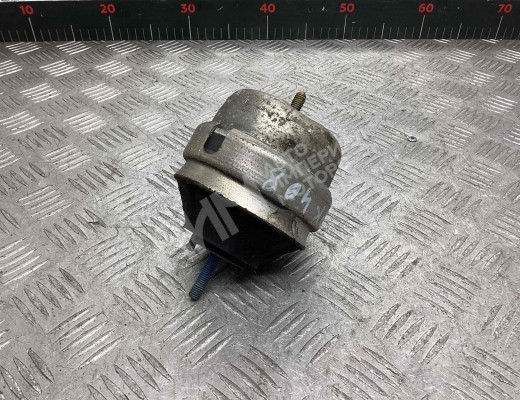 Подушка крепления двигателя Audi A6 C5 (4B) 1997-2001  Audi A6 A6 C5 (4B) 1997-2001