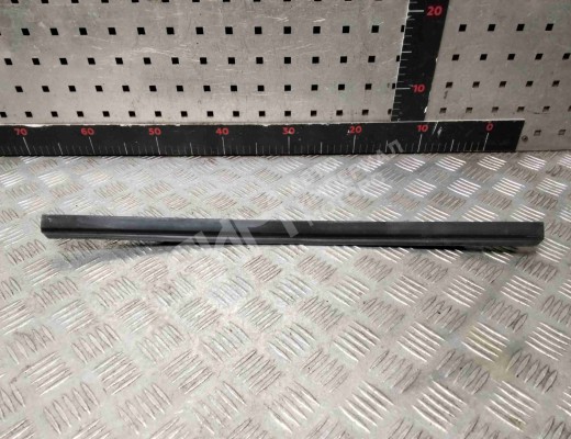 Молдинг стекла двери задней левой наружный Chrysler Voyager IV (RG) 2001-2008  Chrysler Voyager Voyager IV (RG) 2001-2008