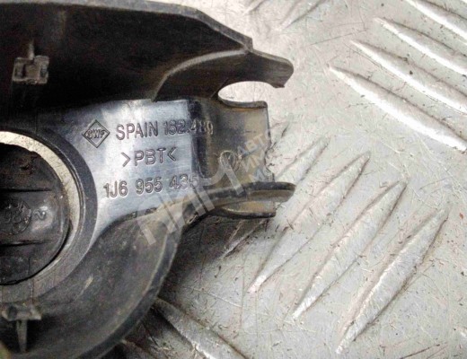 Крышка поводка стеклоочистителя Volkswagen Golf IV (1J) 1997-2004  Volkswagen Golf Golf IV (1J) 1997-2004