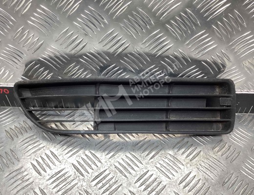Заглушка (решетка) в бампер передний Audi A4 B5 (8D) 1994-1999  Audi A4 A4 B5 (8D) 1994-1999