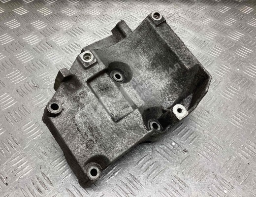 Кронштейн компрессора кондиционера Volkswagen Passat B5+ (3B) 2000-2005 рестайлинг  Volkswagen Passat Passat B5+ (3B) 2000-2005 рестайлинг