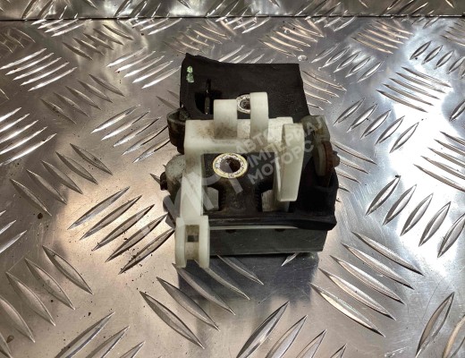 Замок двери передней правой Audi 100 C3 1982-1991  Audi 100 100 C3 1982-1991