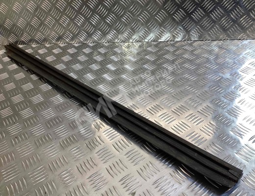 Молдинг двери передней правой Audi 100 C3 1982-1991  Audi 100 100 C3 1982-1991