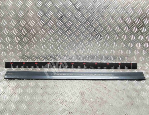 Молдинг двери передней правой Volkswagen Passat B4 (3A) 1993-1997  Volkswagen Passat Passat B4 (3A) 1993-1997