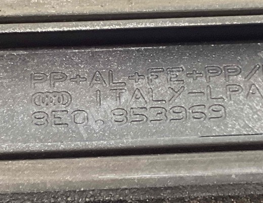 Молдинг двери задней левой Audi A4 B6 (8EC, 8E5) 2000-2004  Audi A4 A4 B6 (8EC, 8E5) 2000-2004