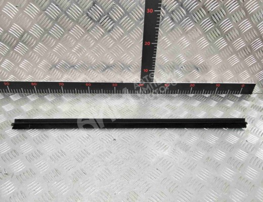 Молдинг стекла двери передней правой внутренний Volkswagen Caddy II (9K) 1995-2003  Volkswagen Caddy Caddy II (9K) 1995-2003