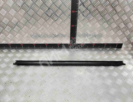 Молдинг стекла двери передней правой внутренний Volkswagen Caddy II (9K) 1995-2003  Volkswagen Caddy Caddy II (9K) 1995-2003