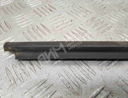 Молдинг стекла двери передней правой наружный Volkswagen Polo III (6N/6K) 1994-2002  Volkswagen Polo Polo III (6N/6K) 1994-2002
