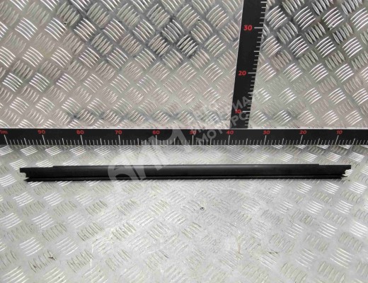 Молдинг стекла двери передней правой внутренний Volkswagen Caddy II (9K) 1995-2003  Volkswagen Caddy Caddy II (9K) 1995-2003