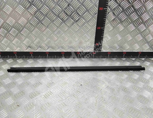 Молдинг стекла двери передней правой наружный Volkswagen Caddy II (9K) 1995-2003  Volkswagen Caddy Caddy II (9K) 1995-2003