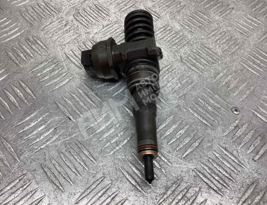 Форсунка Volkswagen Passat B6 (3C) 2005-2010  Volkswagen Passat Passat B6 (3C) 2005-2010
