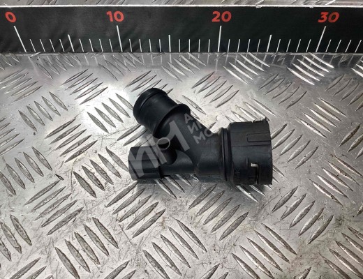 Фланец (тройник) системы охлаждения Volkswagen Golf IV (1J) 1997-2004  Volkswagen Golf Golf IV (1J) 1997-2004
