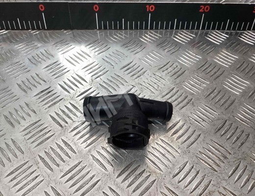 Фланец (тройник) системы охлаждения Volkswagen Passat B6 (3C) 2005-2010  Volkswagen Passat Passat B6 (3C) 2005-2010