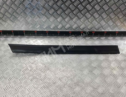 Молдинг двери задней правой Volkswagen Passat B4 (3A) 1993-1997  Volkswagen Passat Passat B4 (3A) 1993-1997