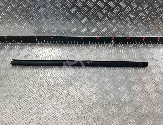 Молдинг стекла двери задней правой внутренний Volkswagen Passat B4 (3A) 1993-1997  Volkswagen Passat Passat B4 (3A) 1993-1997