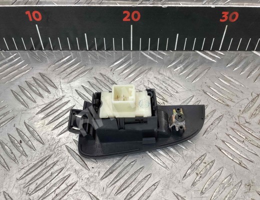 Кнопка стеклоподъемника заднего правого Toyota Avensis II (T250) 2003-2008  Toyota Avensis Avensis II (T250) 2003-2008