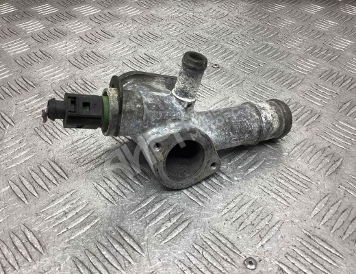 Фланец (тройник) системы охлаждения Volkswagen Golf IV (1J) 1997-2004  Volkswagen Golf Golf IV (1J) 1997-2004