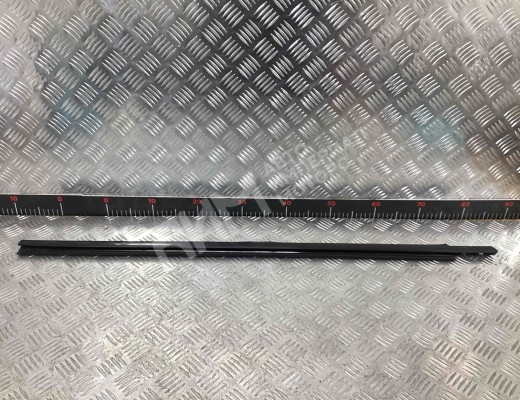 Молдинг стекла двери передней правой наружный Chrysler Voyager IV (RG) 2001-2008  Chrysler Voyager Voyager IV (RG) 2001-2008