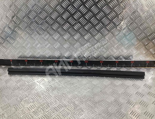 Молдинг стекла двери передней правой внутренний Chrysler Voyager IV (RG) 2001-2008  Chrysler Voyager Voyager IV (RG) 2001-2008