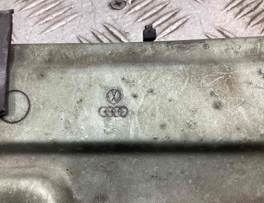 Передняя панель крепления облицовки (телевизор) Audi 100 C3 1982-1991  Audi 100 100 C3 1982-1991