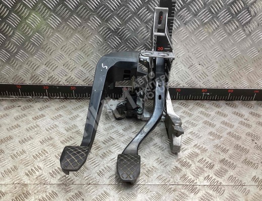 Узел педальный (блок педалей) Audi A4 B6 (8EC, 8E5) 2000-2004  Audi A4 A4 B6 (8EC, 8E5) 2000-2004