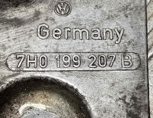 Кронштейн двигателя Volkswagen Transporter T5 (7H) 2003-2015  Volkswagen Transporter Transporter T5 (7H) 2003-2015