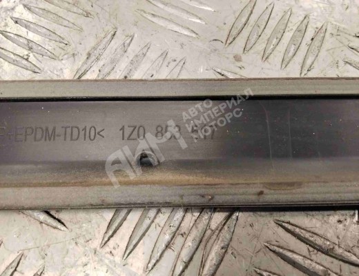 Молдинг двери передней левой Skoda Octavia A5 (1Z) 2008-2013 рестайлинг  Skoda Octavia Octavia A5 (1Z) 2008-2013 рестайлинг