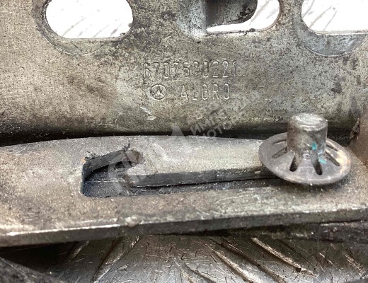 Петля капота левая Mercedes Vario (W670) 1996-2013  Mercedes Vario Vario (W670) 1996-2013