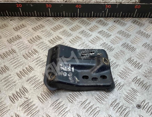Кронштейн усилителя бампера переднего (домик) Audi 100 C3 1982-1991  Audi 100 100 C3 1982-1991