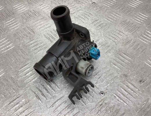Фланец (тройник) системы охлаждения Audi 80 B4 (8C) 1991-1995  Audi 80 80 B4 (8C) 1991-1995