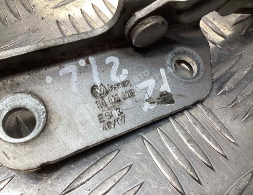 Петля капота левая Volkswagen Caddy III (2K) 2004-2010  Volkswagen Caddy Caddy III (2K) 2004-2010