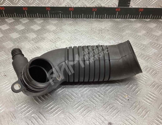 Патрубок воздушного фильтра Volkswagen Passat B5+ (3B) 2000-2005 рестайлинг  Volkswagen Passat Passat B5+ (3B) 2000-2005 рестайлинг