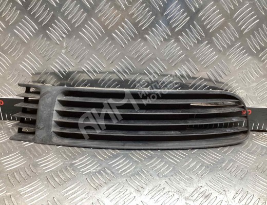Заглушка (решетка) в бампер передний Volkswagen Passat B5 (3B) 1996-2000  Volkswagen Passat Passat B5 (3B) 1996-2000