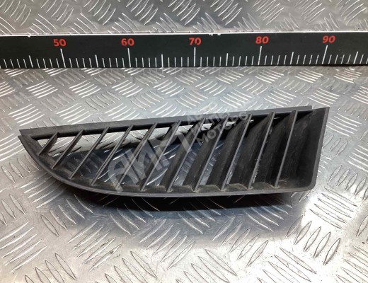 Заглушка (решетка) в бампер передний Mitsubishi Colt VI (Z30) 2004-2008  Mitsubishi Colt Colt VI (Z30) 2004-2008