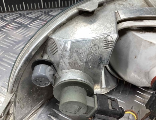 Фара противотуманная левая Skoda Octavia A5 (1Z) 2008-2013 рестайлинг  Skoda Octavia Octavia A5 (1Z) 2008-2013 рестайлинг