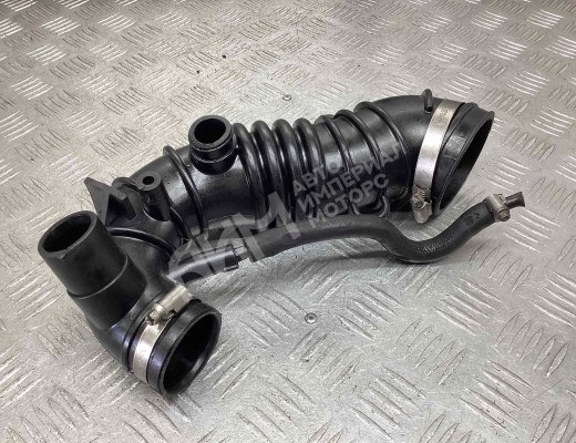 Патрубок воздушного фильтра Volkswagen Passat B5 (3B) 1996-2000  Volkswagen Passat Passat B5 (3B) 1996-2000
