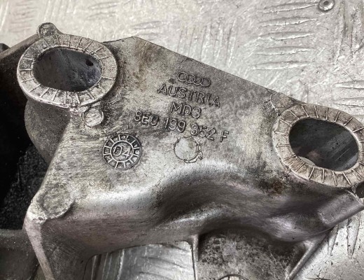 Кронштейн двигателя Audi A4 B6 (8EC, 8E5) 2000-2004  Audi A4 A4 B6 (8EC, 8E5) 2000-2004